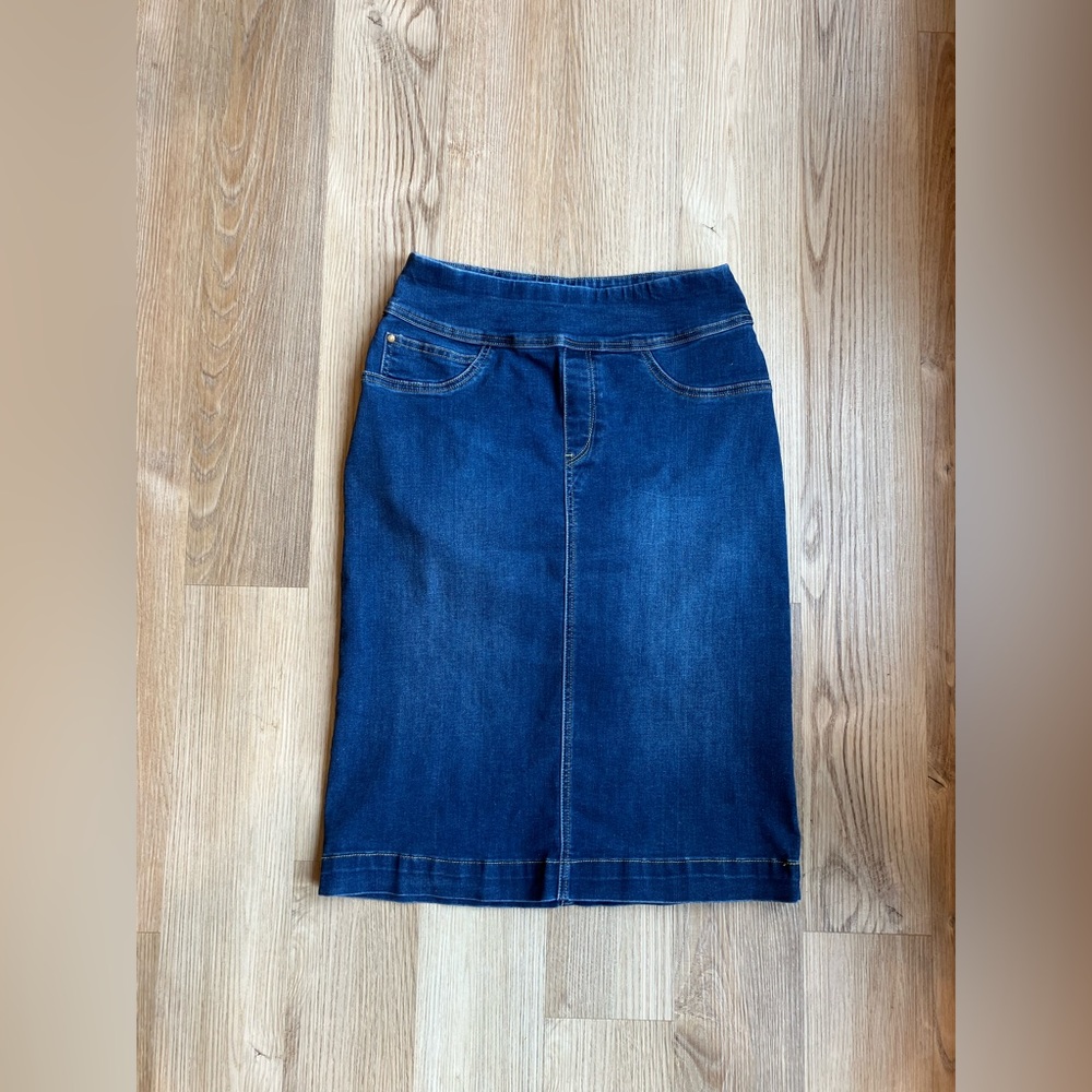 The Main Street Exchange “Sara” dark wash denim skirt